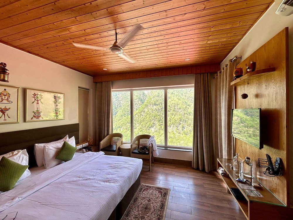Deluxe valley-facing room